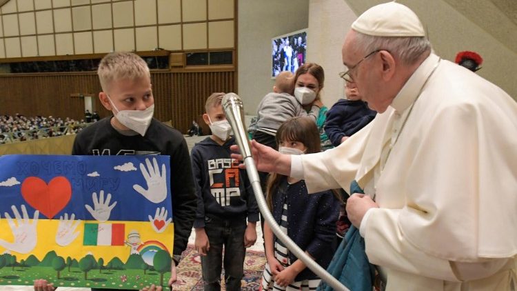 Il Papa con i piccoli profughi dell'Ucraina