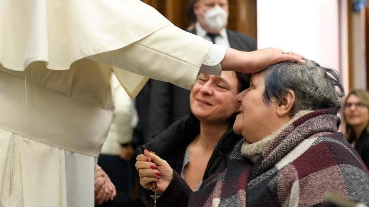 Il Papa benedice due donne  (Vatican Media), 2022.04.06 Udienza Generale