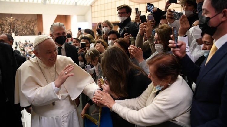 Il Papa saluta alcuni fedeli