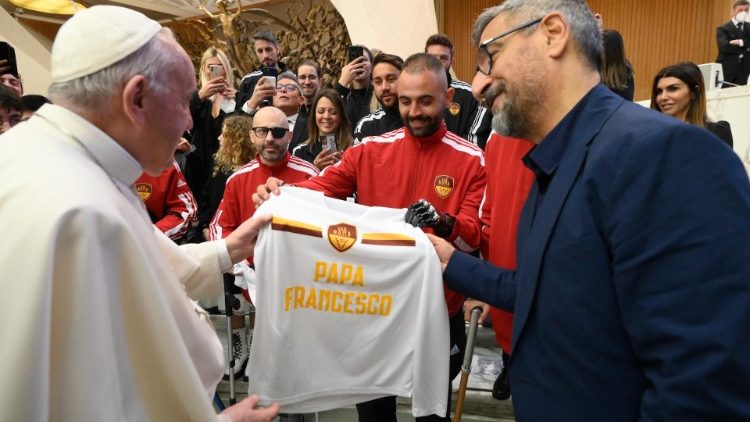 Francisco recebeu uma camiseta especial da "A.S.D. Roma Calcio Amputati"