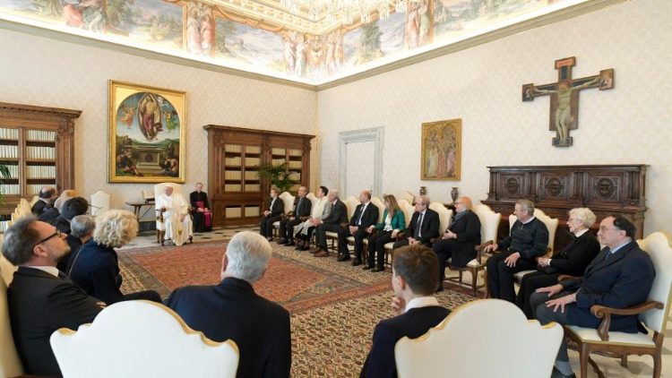 Le Saint-Père et les membres de la fondation Marcello Candia, le 8 avril 2022.