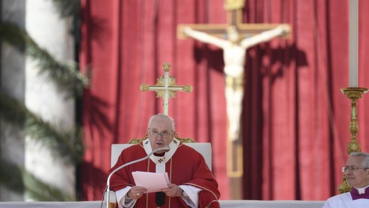 Ferenc pápa felolvassa homíliáját