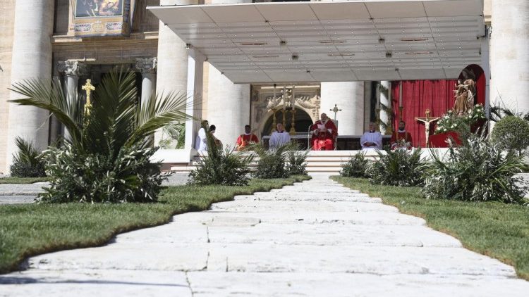 Pálmaágakkal díszítették a bazilika előtti lépcsősort