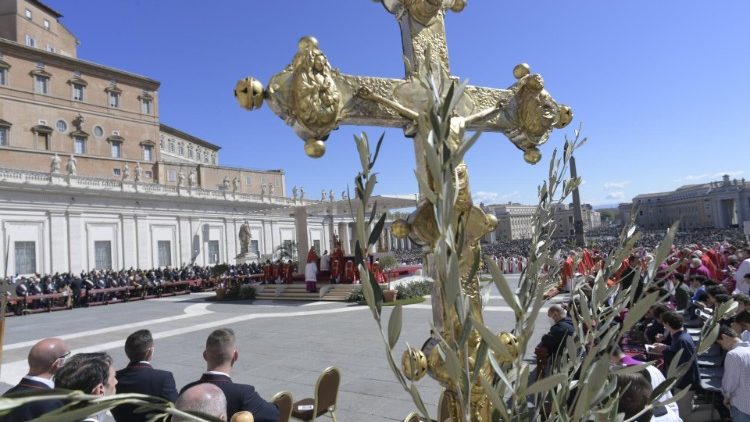 Ünnepi díszbe öltözött a vatikáni tér