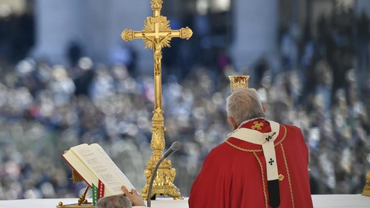 Il Papa durante la celebrazione in Piazza San Pietro 
