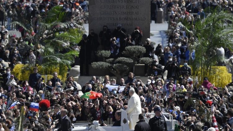 El Papa Francisco saluda a los fieles y peregrinos en la Plaza de San Pedro después de la Misa de Domingo de Ramos