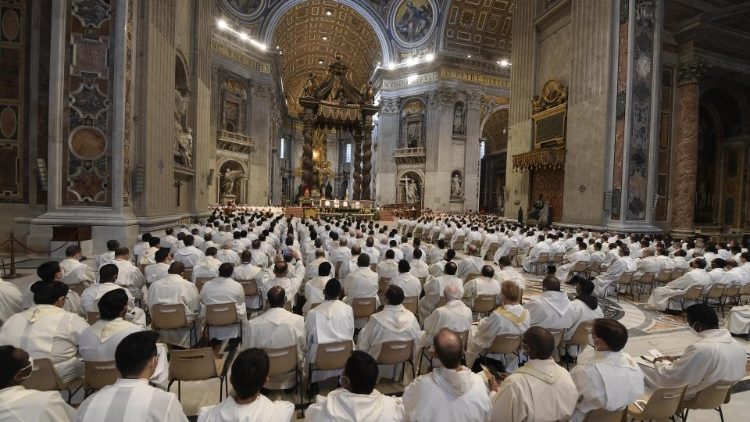 I sacerdoti della diocesi di Roma riuniti con il loro vescovo nella Messa del Crisma