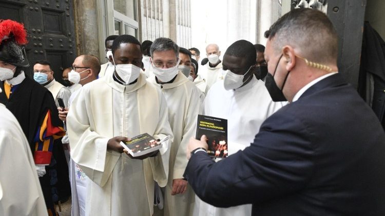 Duhovniki so v dar od papeža prejeli knjigo