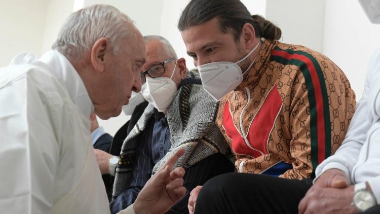 Kamen sich ziemlich nahe: Papst und Gefängnisinsassen