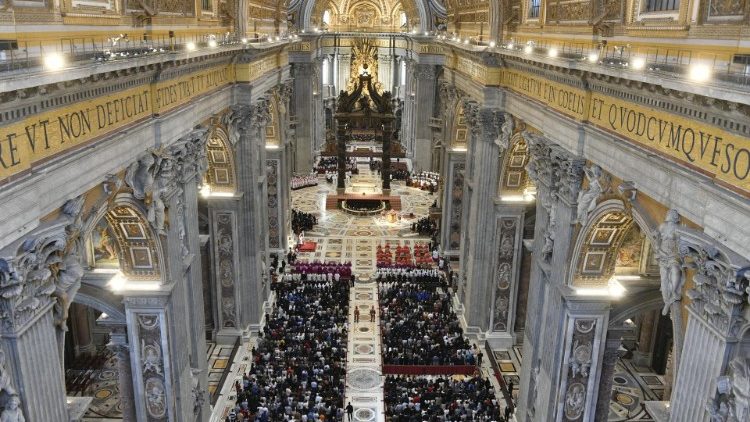 La Basilica di San Pietro e i circa 3500 fedeli presenti