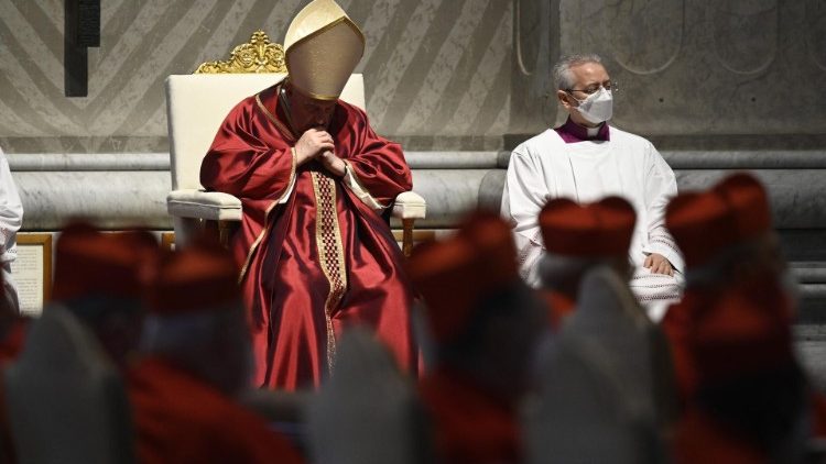 Il Papa mentre ascolta l'omelia del cardinale Raniero Cantalamessa