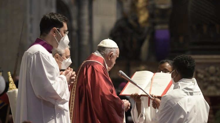 Il Papa durante la preghiera universale