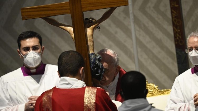 Le Pape vénérant le Crucifix lors de la célébration de la Passion, le 15 avril 2022.