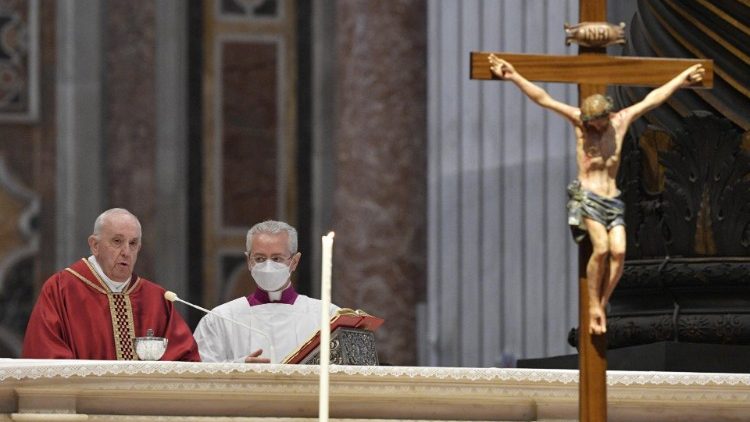 Il Papa all'altare durante la comunione