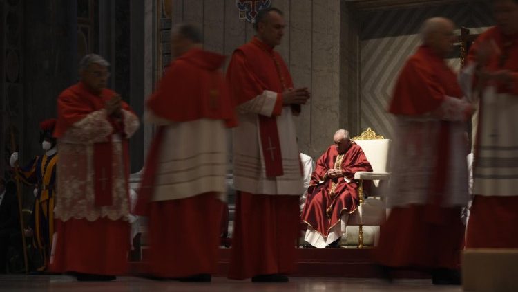Alcuni cardinali mentre si recano all'altare per la comunione