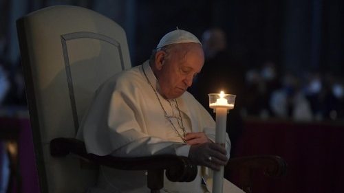 Papst in Osternacht: Öffnen für überraschende Hoffnung Gottes 