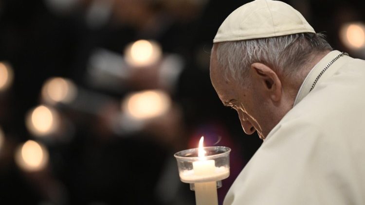 Papst Franziskus bei der Osternachtsfeier, der „Mutter aller Vigilien“, an diesem Karsamstag