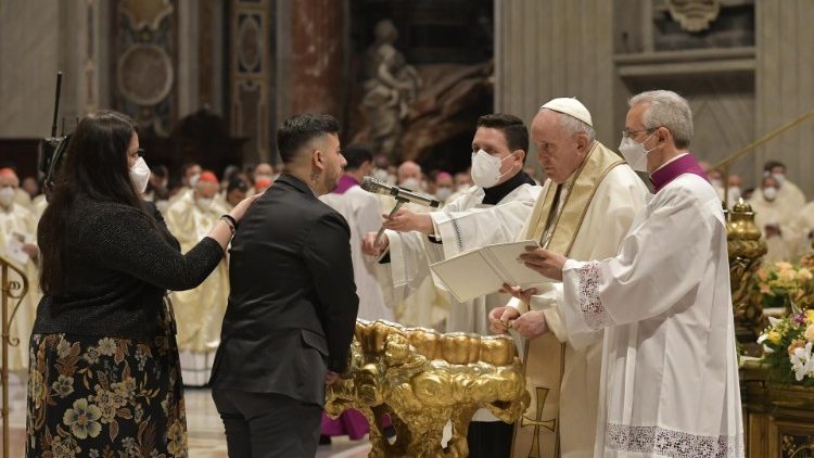 Pápež František udeľuje sviatosti iniciácie