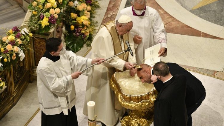 Il Papa battezza sette catecumeni  