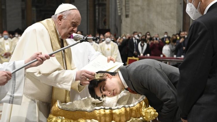 Papst Franziskus taufte im Rahmen der Feier Erwachsene. Die christliche Gemeinde empfängt neue Mitglieder und erneuert ihr eigenes Taufversprechen im Glaubensbekenntnis.