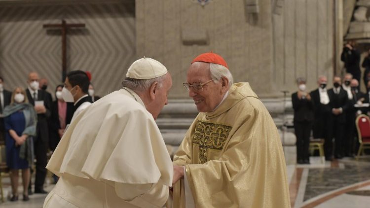 Pápež s kardinálom Giovannim Battistom Re, dekanom Kardinálskeho zboru