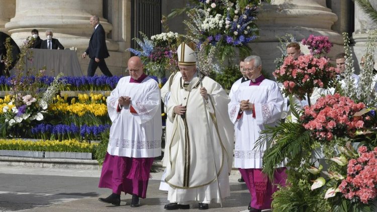 Francesco raggiunge l'altare collocato davanti Piazza San Pietro