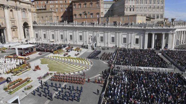 Piazza San Pietro gremita per la celebrazione presieduta dal Papa