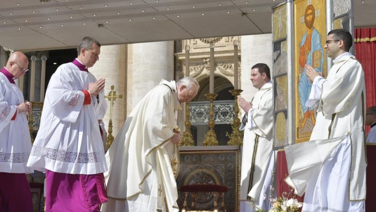 Papa Francesco davanti l'icona di Cristo Risorto