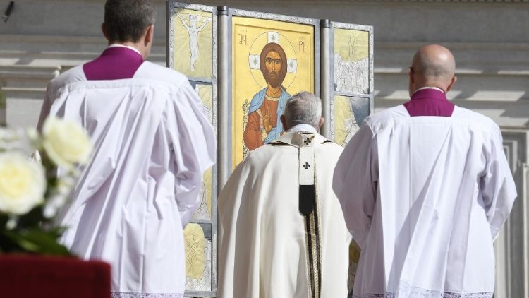 Le Pape François devant l'icône du Très Saint Sauveur, le 17 avril 2022