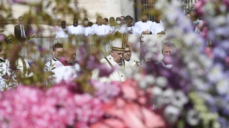 Il Papa nella Messa di Pasqua a San Pietro