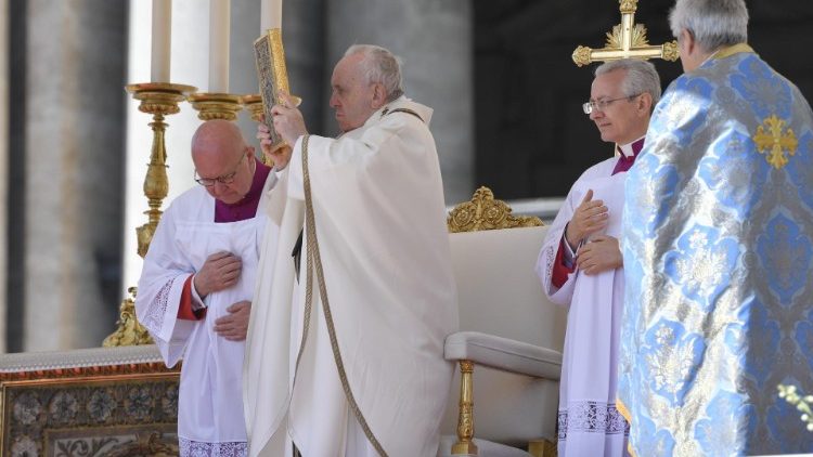 La Messa di Pasqua, il Papa ha in mano il Vangelo