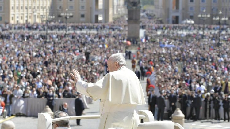 Papa Francesco in mezzo ai fedeli in papamobile