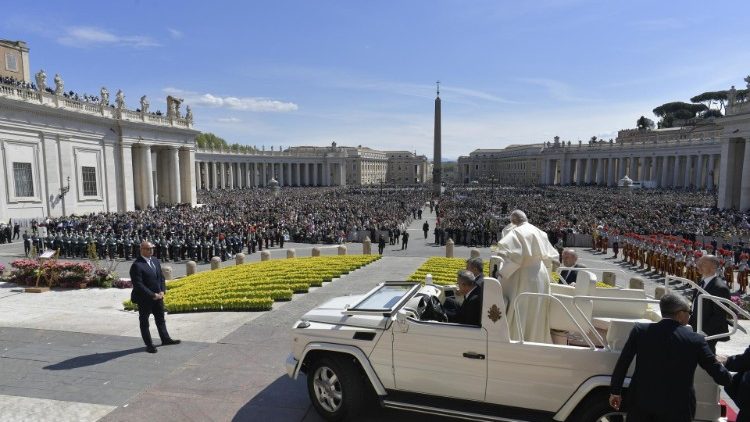 Il Papa inizia il giro in papamobile