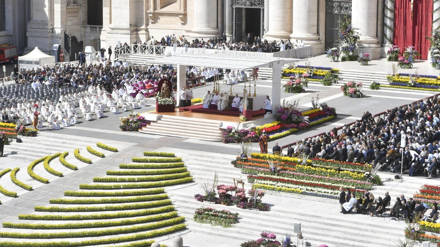 Pope Francis celebrates Easter Sunday Mass in St Peter