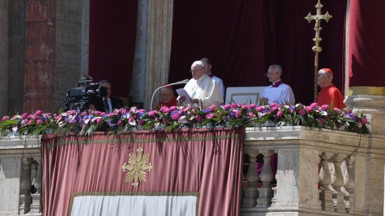 Kardinal Michael Czerny (rechts) auf der Mittelloggia mit dem Papst