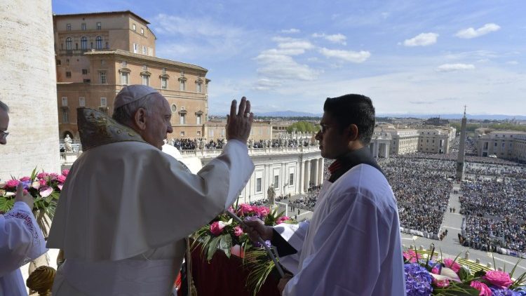 Ostern 2022: Papst Franziskus spendet den traditionellen Segen "Urbi et orbi"