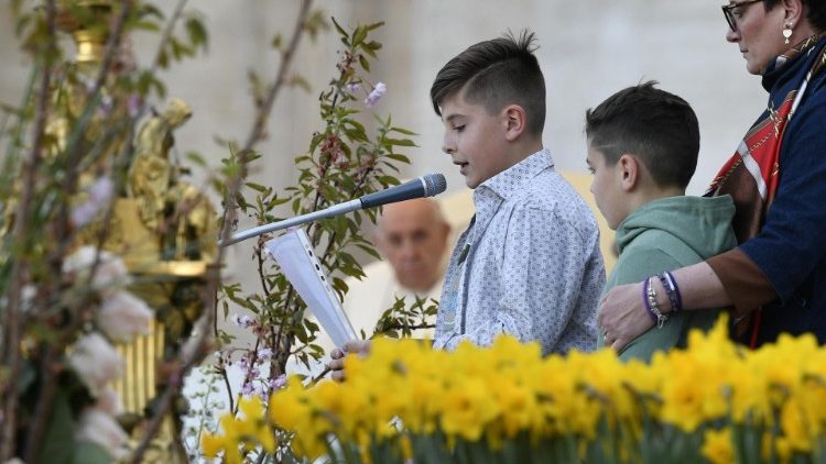 Mattia Piccoli lê seu testemunho perante o Papa Francisco e adolescentes italianos (Vatican Media)