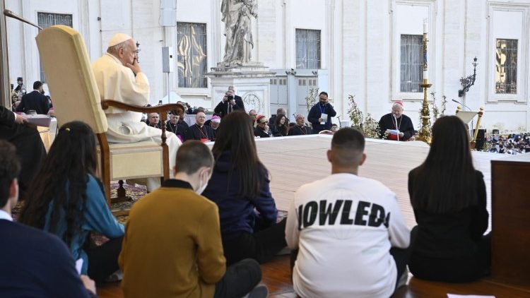 Papa Francesco in Piazza San Pietro con gli adolescenti italiani