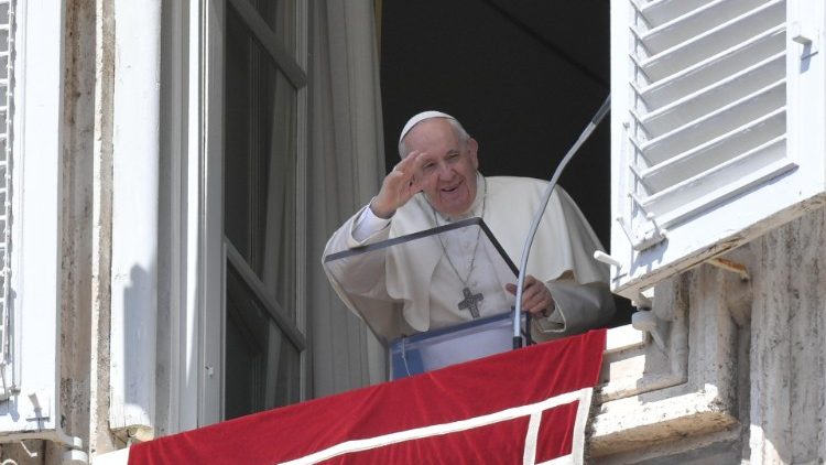 Il Papa durante la recita del Regina Coeli nel Lunedì dell'Angelo