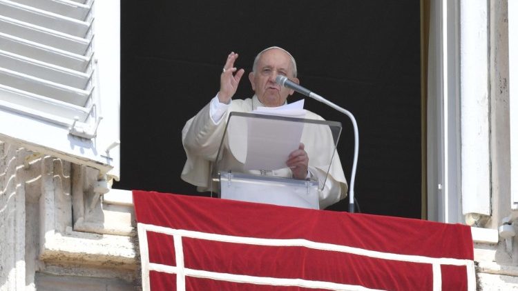 Il Papa durante la recita del Regina Coeli nel Lunedì dell'Angelo