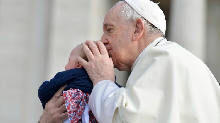 Ferenc pápa megcsókol egy gyermeket