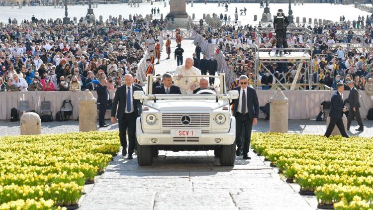 O Papa Francisco chega ao adro da Basílica de São Pedro