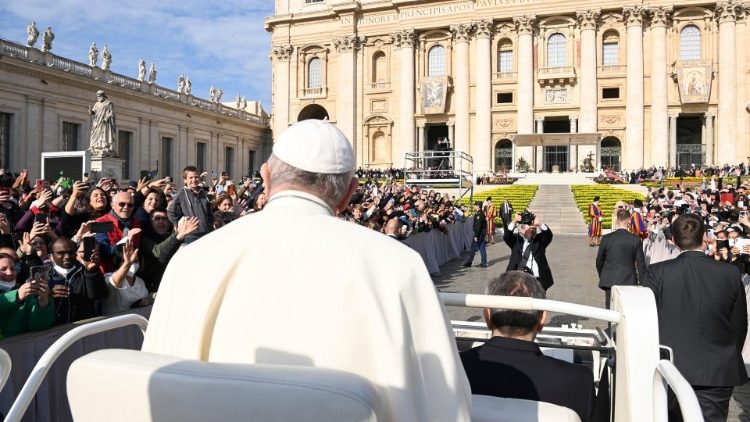 O Papa Francisco no Papamóvel na Audiência Geral desta quarta-feira