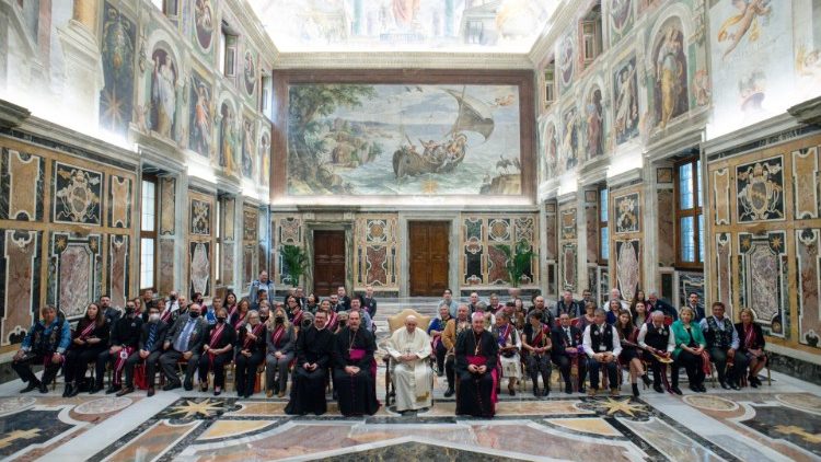 Papa Francisco e os indígenas Métis Manitoba no Vaticano