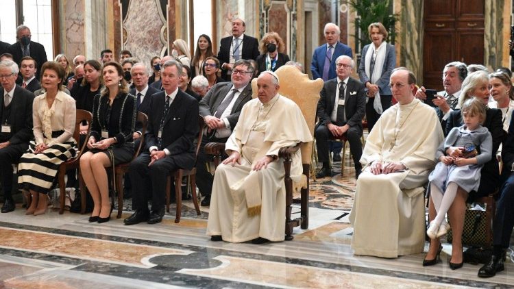 Popiežius su simpoziumo, skirto kardinolui Suenensui, dalyviais