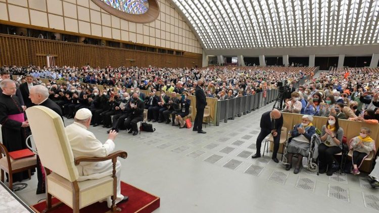 Papež Frančišek je v soboto, 23. aprila 2022, sprejel v dvorani Pavla VI. v avdienco okoli 2800 romarjev pastoralne skupnosti Marija solz iz Treviglia.