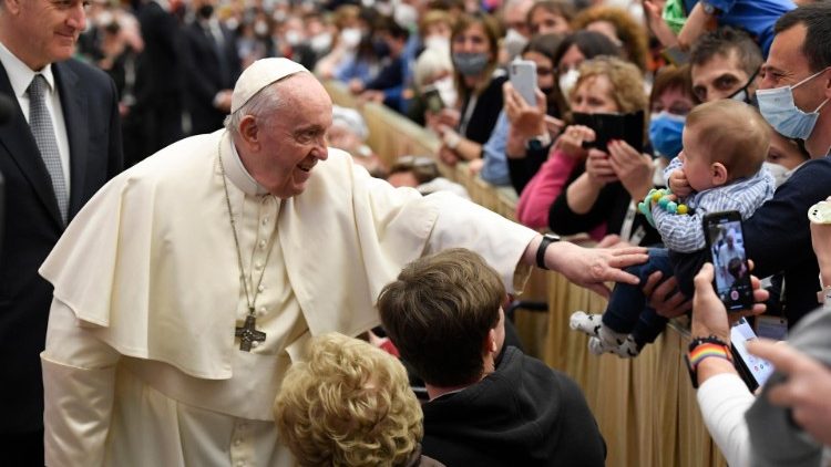Il Papa tra i fedeli della comunità pastorale "Madonna delle Lacrime" di Treviglio
