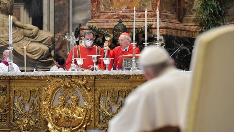 O Papa Francisco participa sentado da celebração das exéquias do Cardeal Barragan (Vatican Media)