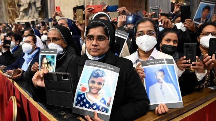 I parenti delle vittime degli attentati di Pasqua in Sri Lanka presenti nella Basilica di San Pietro