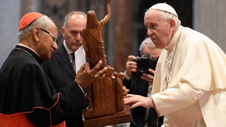 Il Papa riceve un dono della comunità srilankese dal cardinale arcivescovo di Colombo